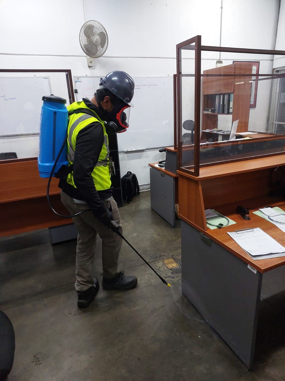 Técnico de Trumix realizando fumigación profesional en oficinas