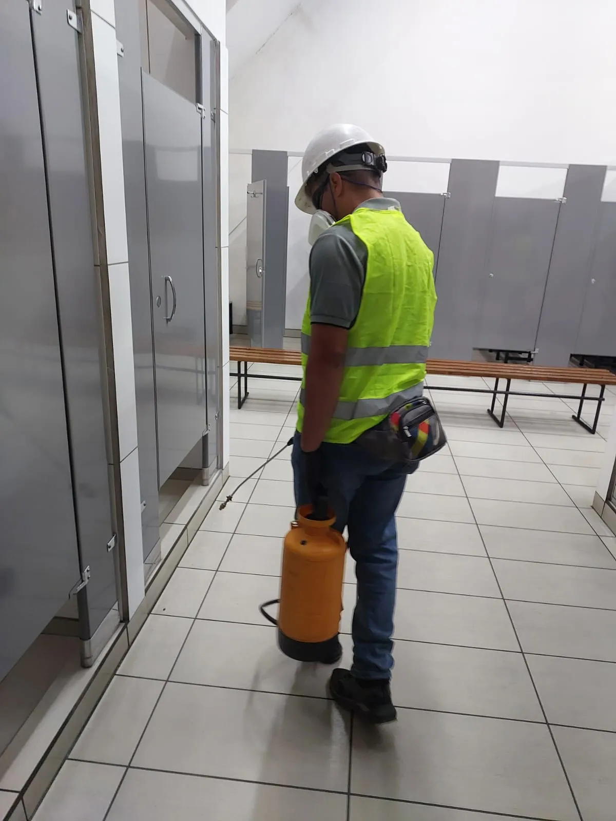 Técnico de Trumix realizando fumigación perimetral en instalaciones comerciales en Costa Rica