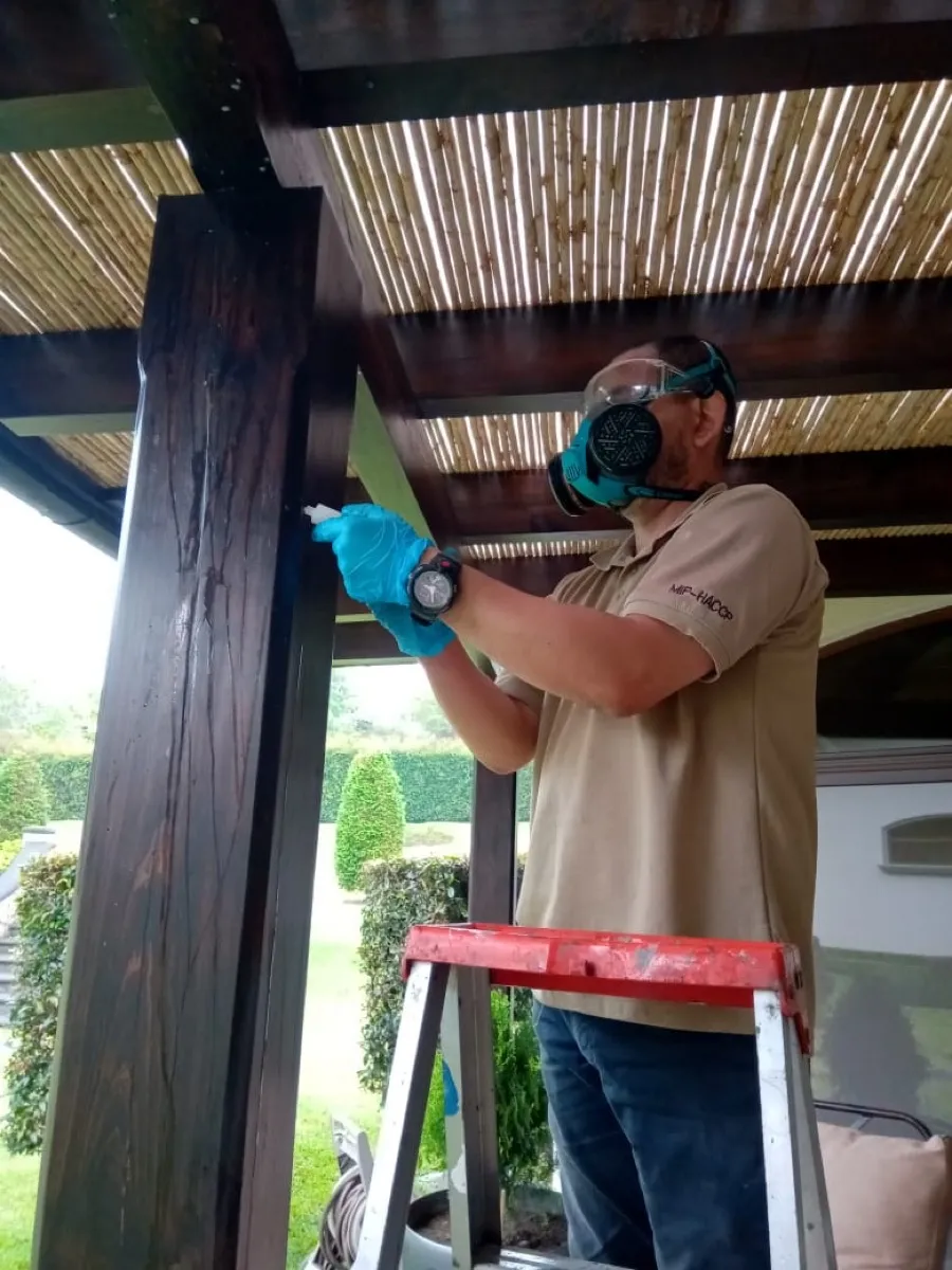 Técnico de Trumix realizando aplicación de gel para control de plagas en Costa Rica
