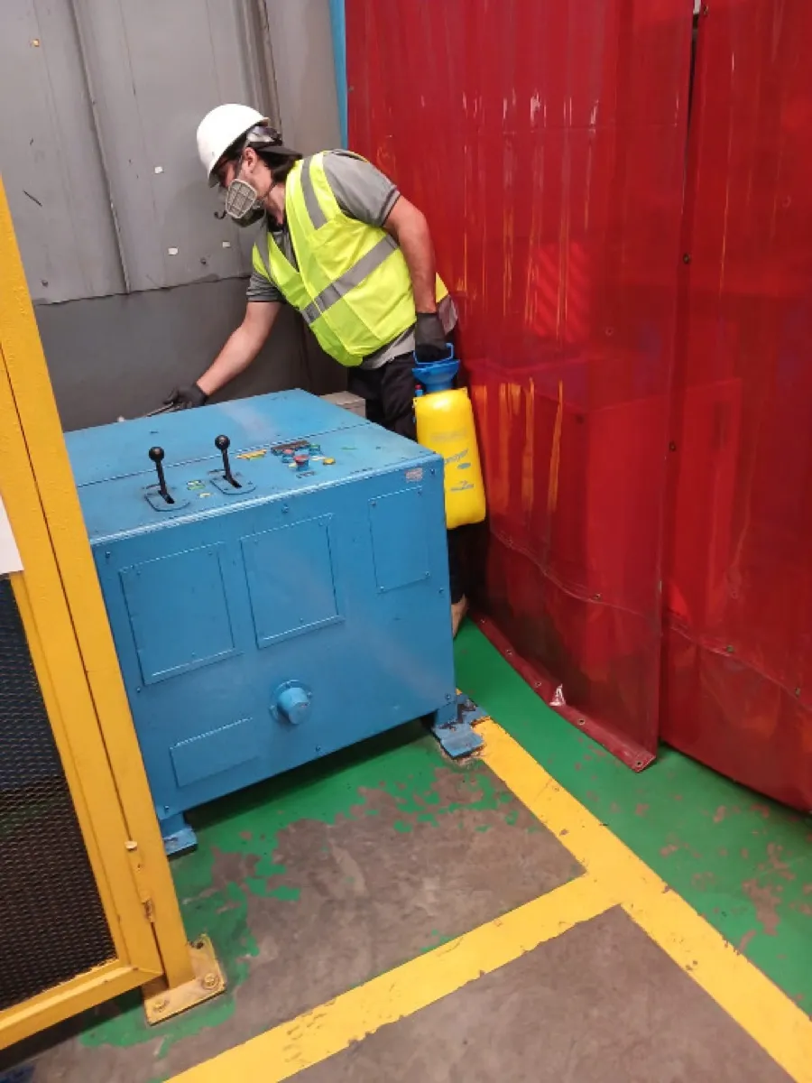 Técnico de Trumix realizando fumigación en maquinaria industrial en Costa Rica